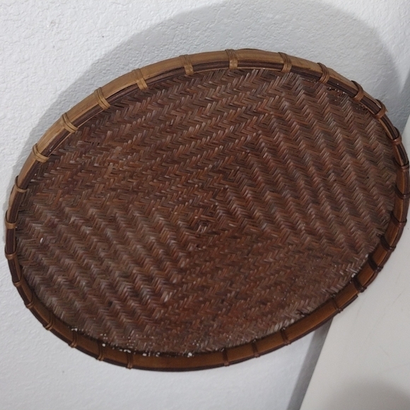 vintage hand woven flat basket with small tight weaves - Picture 3 of 9